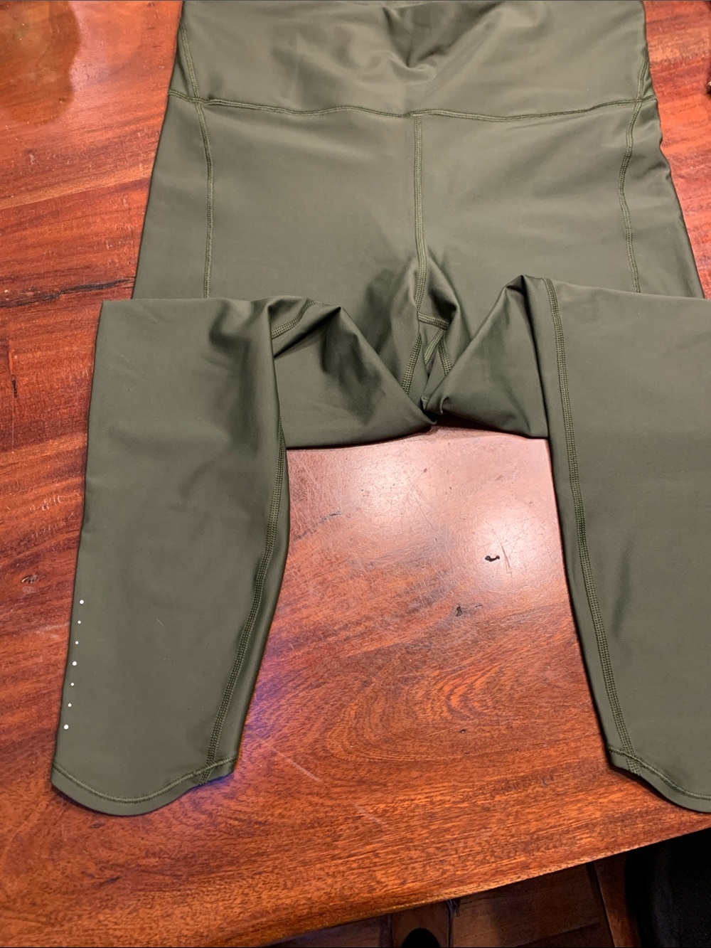 Athleta women’s Olive Green Pacesetter 7/8 tight Leggings